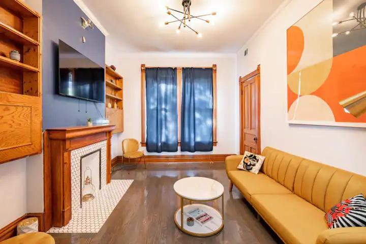 Lincoln Park 3 Bedroom Penthouse Apartment